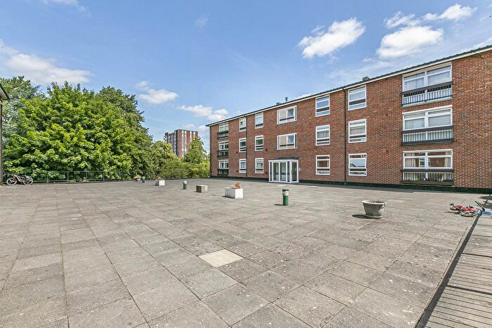 2 Bedroom Flat To Rent In Maresfield, Croydon, CR0