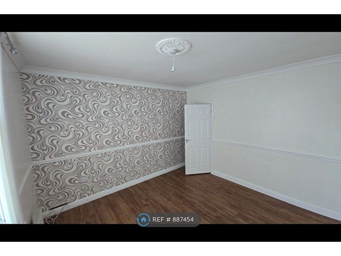 2 Bedroom Flat To Rent In Bloxwich Road, Walsall, WS3