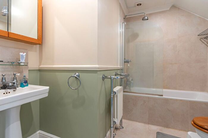 1 Bedroom Flat For Sale In Denning Road, London, NW3