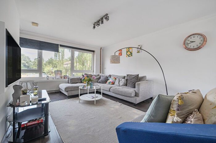 2 Bedroom Maisonette For Sale In Liebenrood Road, Reading, Berkshire, RG30