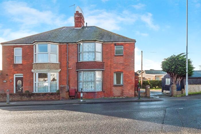 3 Bedroom Semi-Detached House For Sale In Chickerell Road, Weymouth, DT4