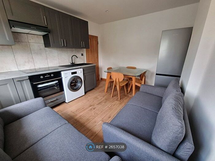 3 Bedroom Flat To Rent In The Ridgeway, London, W3