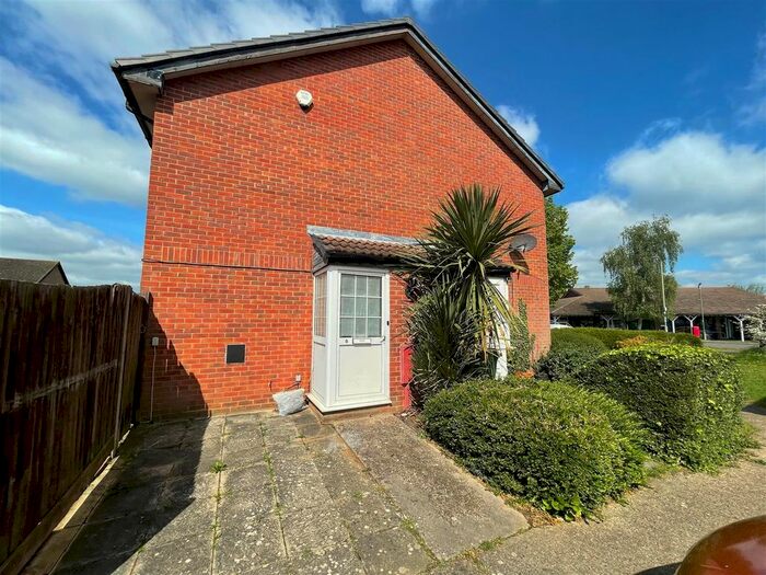 1 Bedroom End Of Terrace House To Rent In Elthorne Way, Newport Pagnell, MK16