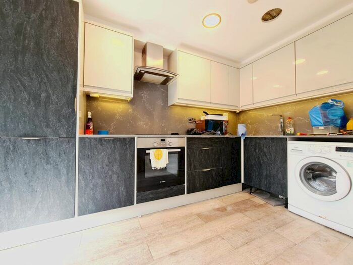 2 Bedroom Flat To Rent In Crossbrook Street, Cheshunt, Waltham Cross, EN8