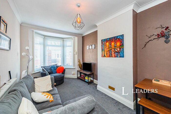 2 Bedroom Apartment To Rent In Jenkins Grove, Portsmouth, PO3