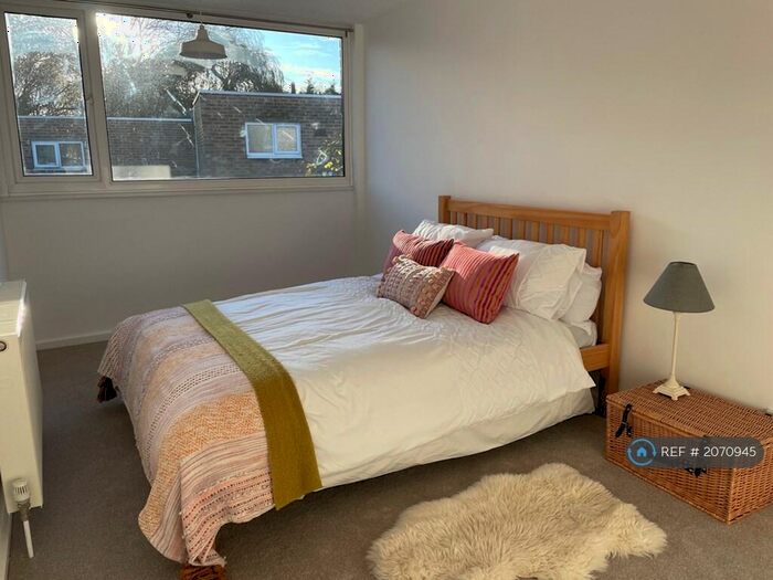 3 Bedroom Terraced House To Rent In Merridene, London, N21