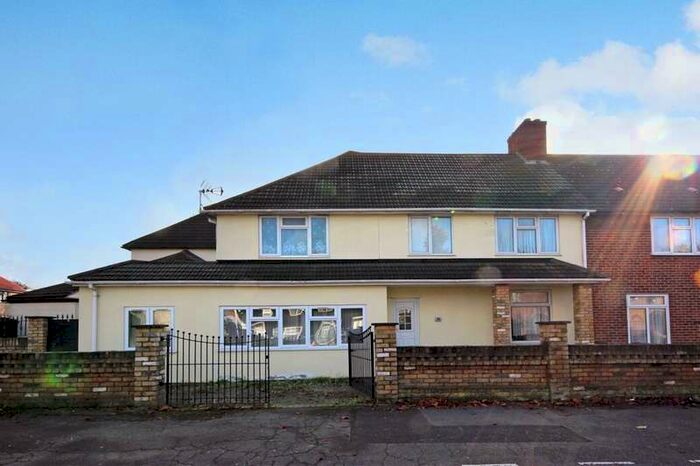 4 Bedroom Property To Rent In Walnut Tree Road, Dagenham, RM8