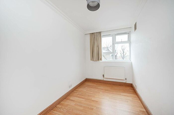 3 Bedroom Maisonette To Rent In Richmond Road, Hackney, London, E8