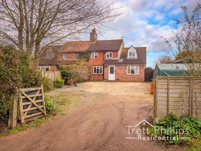4 Bedroom Semi-Detached House For Sale In Low Road, Hempstead, Norwich, NR12