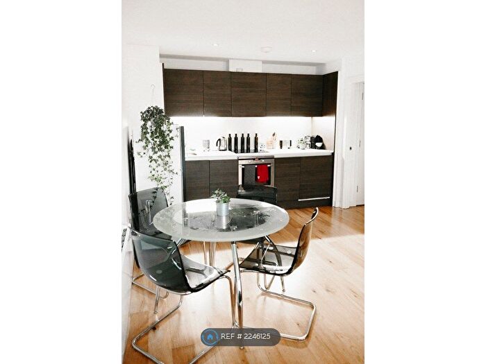 2 Bedroom Flat To Rent In Crampton Street, London, SE17