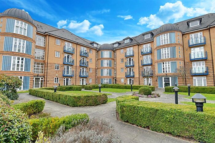 2 Bedroom Flat For Sale In Newland Gardens, Hertford, SG13