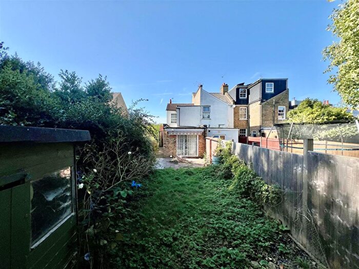 3 Bedroom End Terrace House For Sale In Hanworth Road, Hounslow, TW3