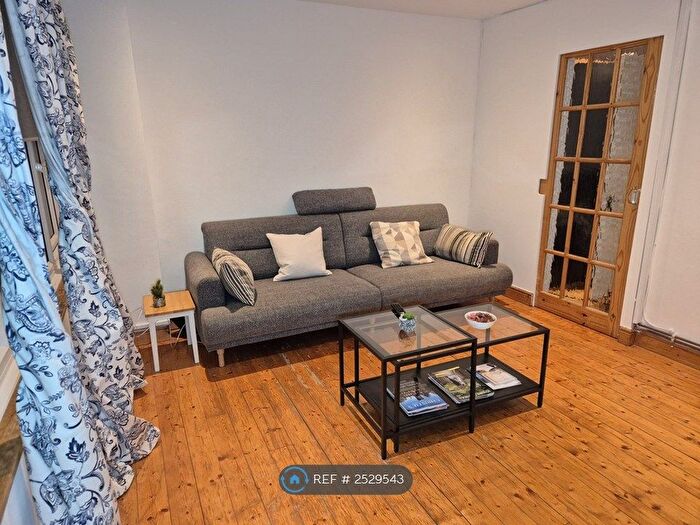 2 Bedroom Maisonette To Rent In Marrick Close, London, SW15
