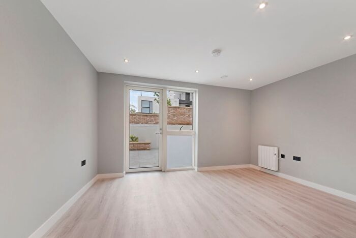 3 Bedroom Maisonette To Rent In The Gladstone, Edgware Rd, London, NW2