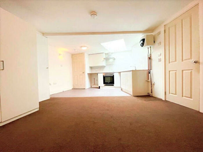 Flat To Rent In Queens Road, SE14
