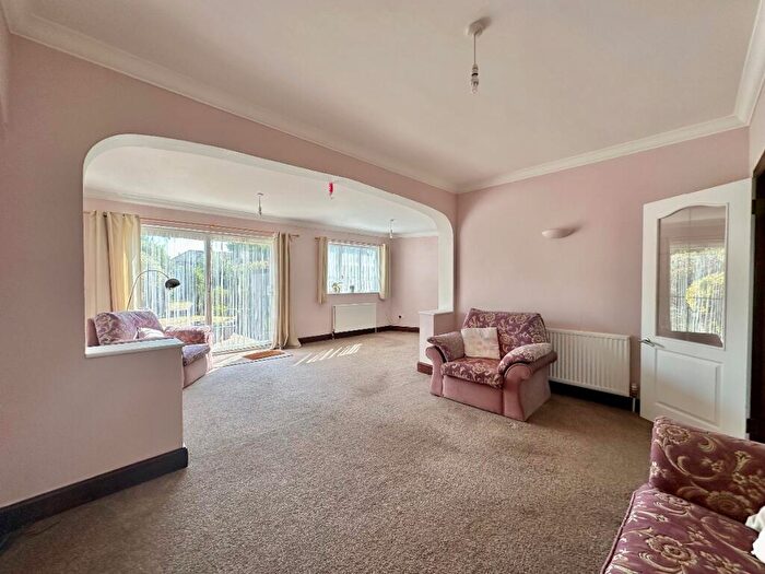 2 Bedroom Bungalow For Sale In Court Avenue, Harold Wood, RM3