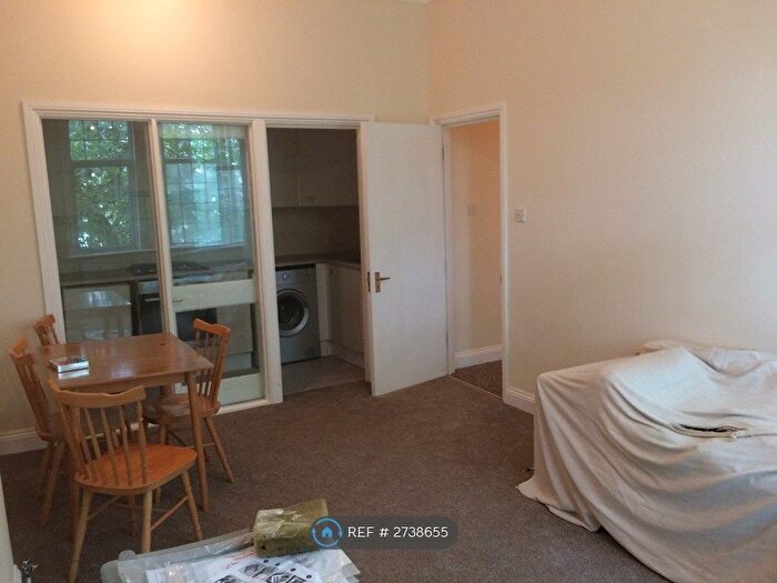 2 Bedroom Flat To Rent In Chiswick High Road, London, W4
