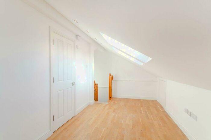 2 Bedroom Flat To Rent In Berrylands Road, Surbiton, KT5