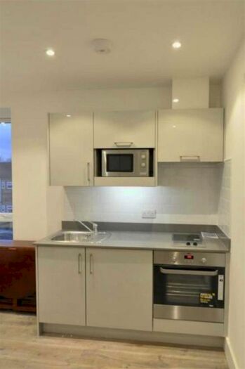 Studio To Rent In Kilburn High Road, London, NW6