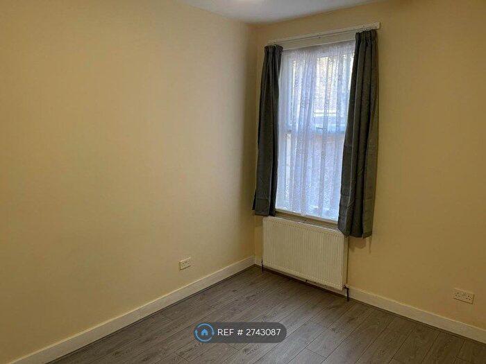 3 Bedroom Flat To Rent In East Ham, London, E6