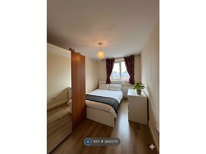 2 Bedroom Flat To Rent In High Street Colliers Wood, London, SW19