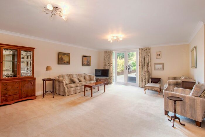 3 Bedroom Flat To Rent In Baker Street, Weybridge, KT13