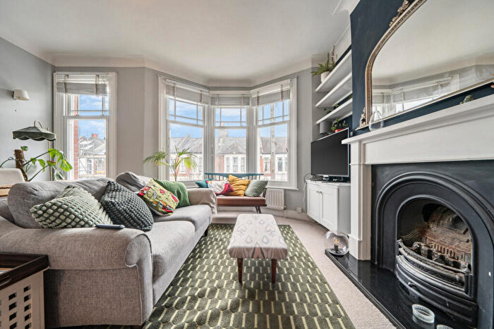 2 Bedroom Flat For Sale In Tarbert Road, East Dulwich, London, SE22