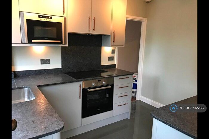 3 Bedroom Flat To Rent In Kingfisher Court, East Molesey, KT8