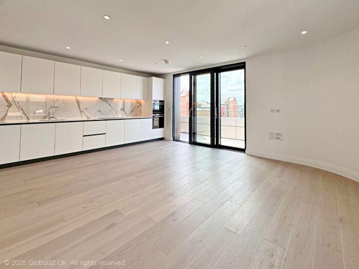 2 Bedroom Flat For Sale In William Morris Way, London, SW6