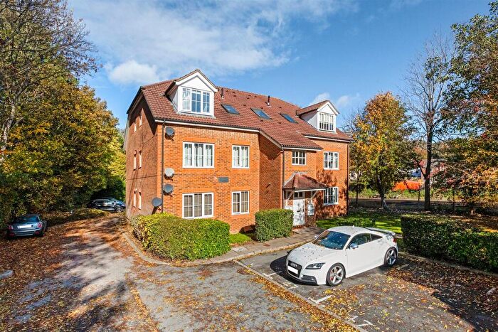2 Bedroom Apartment For Sale In Aspen Vale, Whyteleafe, CR3