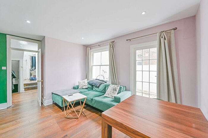 2 Bedroom Flat For Sale In Mayflower Road, Clapham, London, SW9
