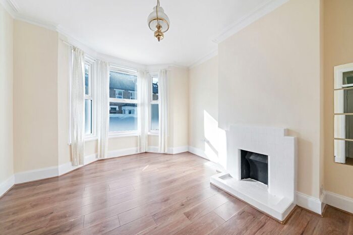 2 Bedroom Flat To Rent In Graveney Road, SW17