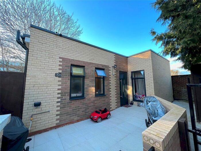 2 Bedroom Bungalow To Rent In Queens Road, London, N11