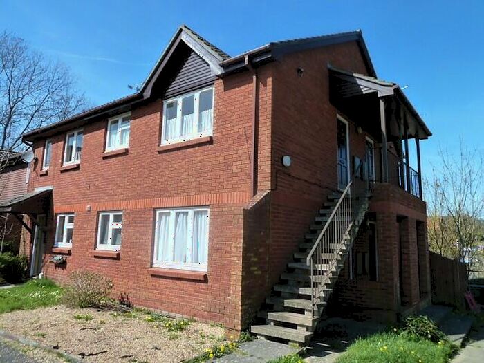 Flat To Rent In Dukes Close, Petersfield, GU32