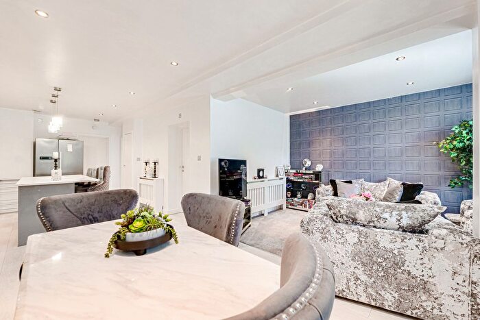 2 Bedroom Flat For Sale In London Road, Leigh-On-Sea, SS9