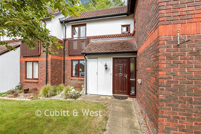 2 Bedroom Ground Maisonette For Sale In Bramble Close, Redhill, Surrey, RH1