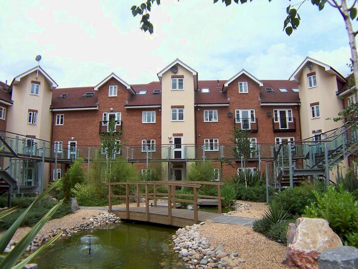 2 Bedroom Flat To Rent In Lumley Road, Horley, RH6