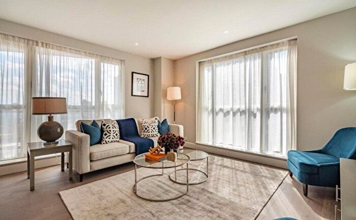 2 Bedroom Flat To Rent In Circus Apartments, Westferry Circus, Canary Wharf, London, E14