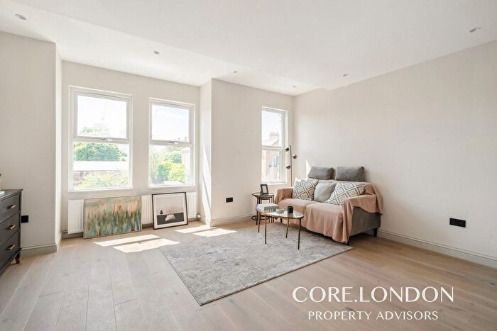 2 Bedroom Flat To Rent In Julian Avenue, Acton, W3