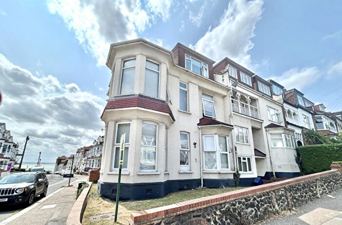 3 Bedroom Flat For Sale In Palmeira Court, - Station Road, Westcliff-On-Sea, SS0