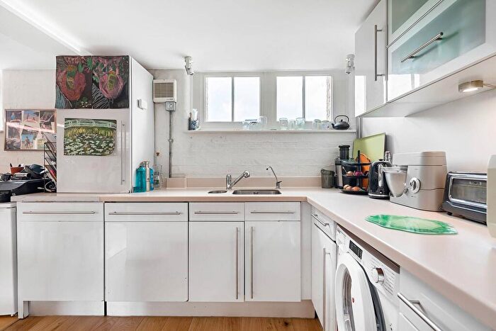 4 Bedroom Flat To Rent In Battersea Park Road, Battersea, London, SW11
