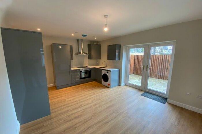 2 Bedroom Flat To Rent In West Grove, Cardiff, CF24