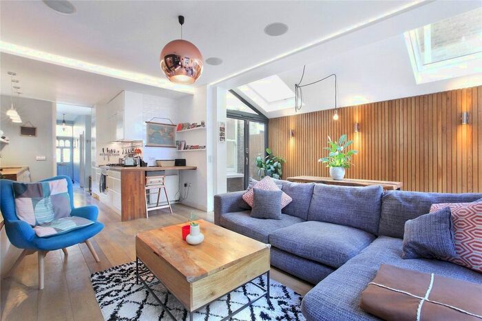 2 Bedroom Flat To Rent In Venn Street, Clapham North, SW4