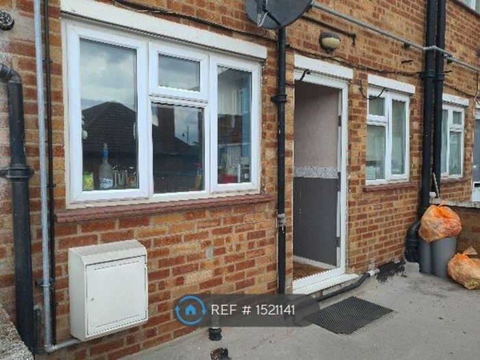 3 Bedroom Maisonette To Rent In Balgores Lane, Romford, RM2