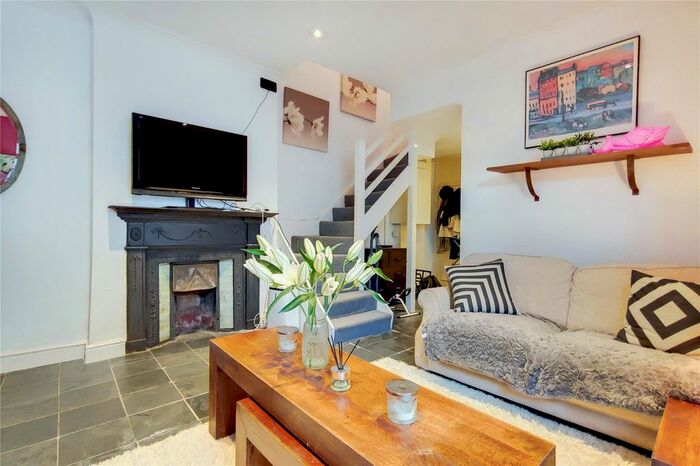 3 Bedroom Flat To Rent In Alderbrook Road, London, SW12