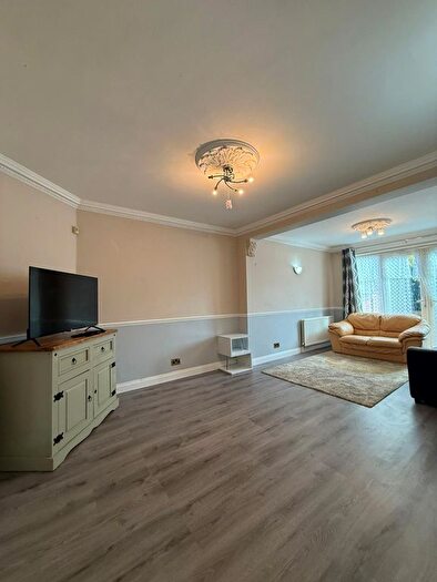 5 Bedroom Semi Detached House To Rent In Woodstock Avenue, Romford, RM3