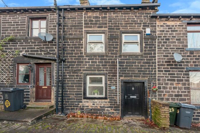 2 Bedroom Cottage To Rent In Henderson Place, Bradford, BD6