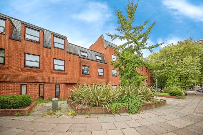 1 Bedroom Apartment For Sale In Cromwell Square, Ipswich, IP1