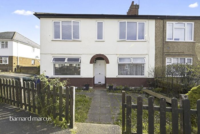 2 Bedroom Flat For Sale In Marlborough Gardens, London, N20