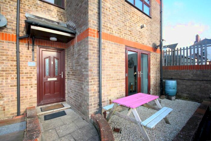 2 Bedroom Flat To Rent In Abbotsbury Road, Weymouth, DT4